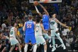 NBA球员在场上展现高超灵活技能
