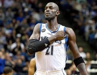 NBA球员在场上展现高超灵活技能